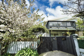 Entire ground floor with full-privacy and family-friendly popular to ferry catchers